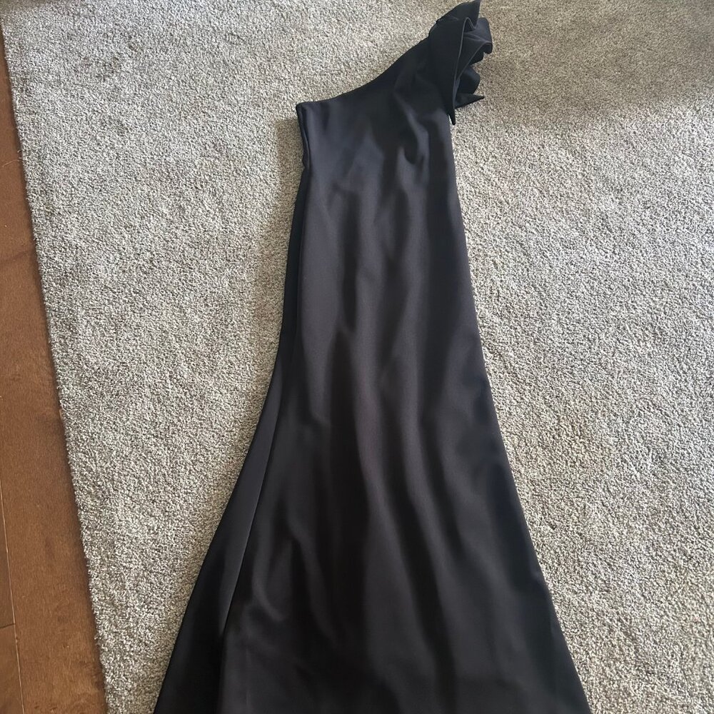 Formal Black Dress with One Shoulder with extra Accent